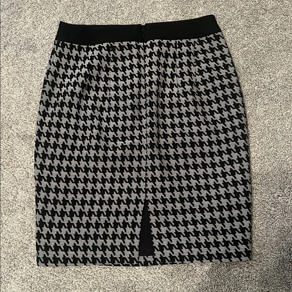 Express Black and White Houndstooth Pencil Skirt - Picture 3 of 3